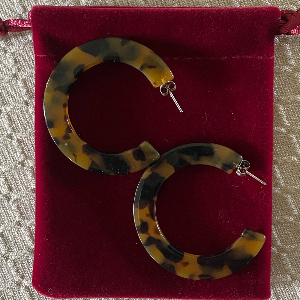Tortoise earrings/medium size hoops. Super lightweight!